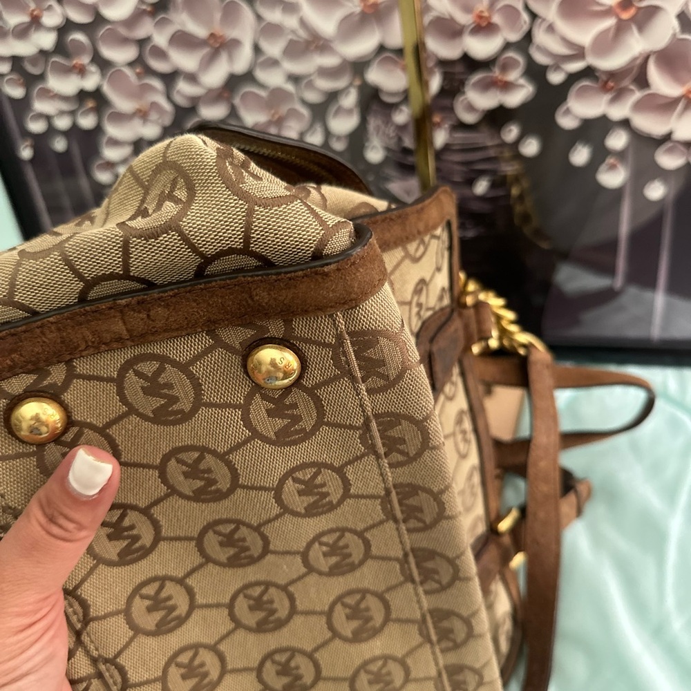 EUC MICHAEL KORS CROSSBODY HAND BAG - Picture 8 of 14